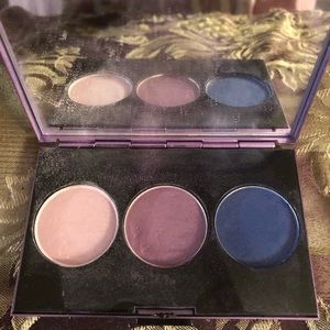 Mac Dame Edna Collection
Eyeshadow Palette